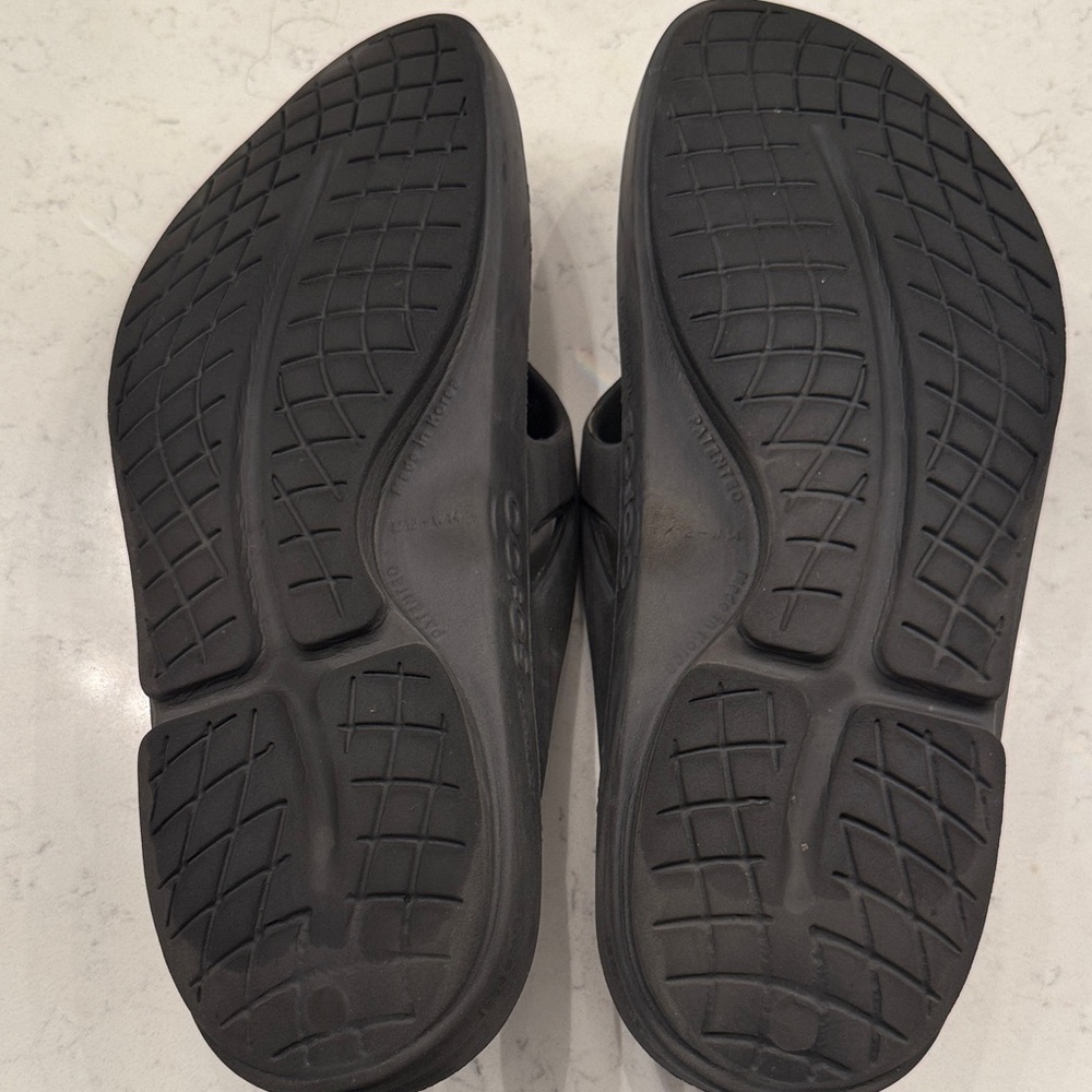 OOFOS Unisex Black Recovery Slide Men’s size 12 / Women’s size 14 - Picture 2 of 6